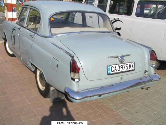volga m 21, numere de bulgaria, cu insemne ale unui raliu masina era parcata in fata hotelului