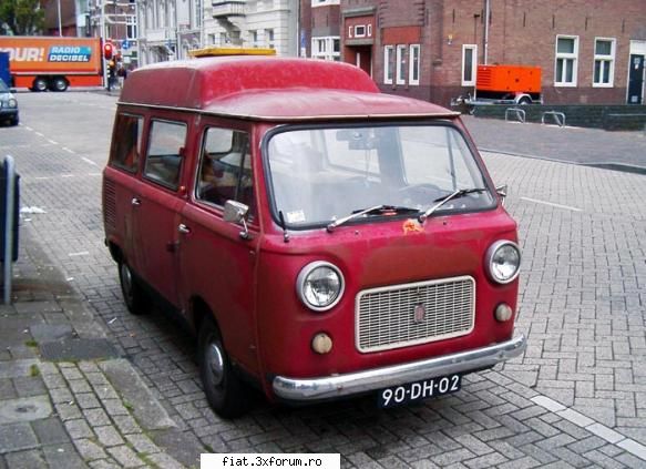 Frumuseti surprinse in trafic - Un microbus micut - dracie mare! Fiat, in spate - Classic corner