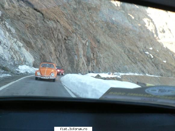 Frumuseti surprinse in trafic - si scart scart... de roti in viraj bineinteles - Classic corner