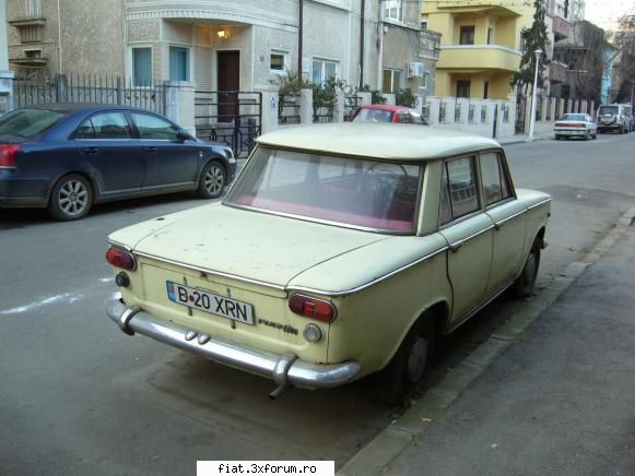 Frumuseti surprinse in trafic - Asta e a doua masina care din fata pare 1300 dar - Classic corner