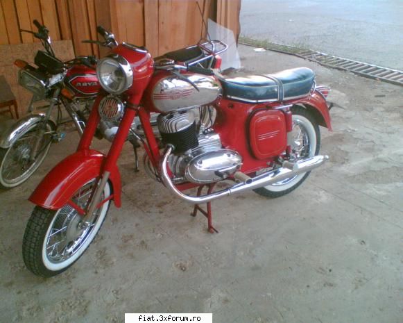 Frumuseti surprinse in trafic - O motocicleta Jawa - Classic corner