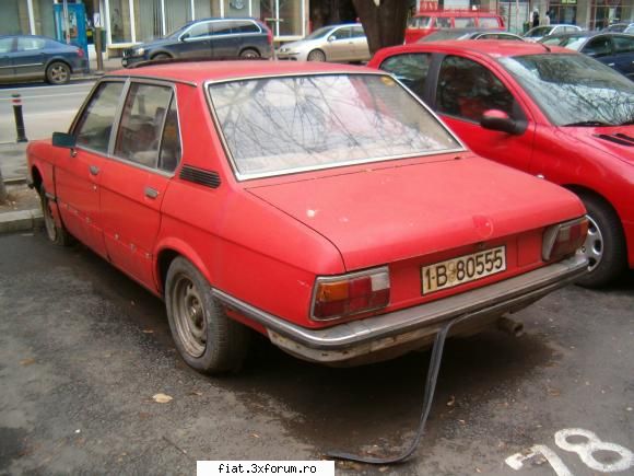masina se gaseste in spatele muzica frumuseti surprinse in trafic