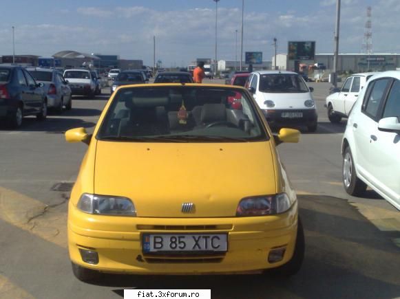 Frumuseti surprinse in trafic - in parcare la carrefour militari - Classic corner