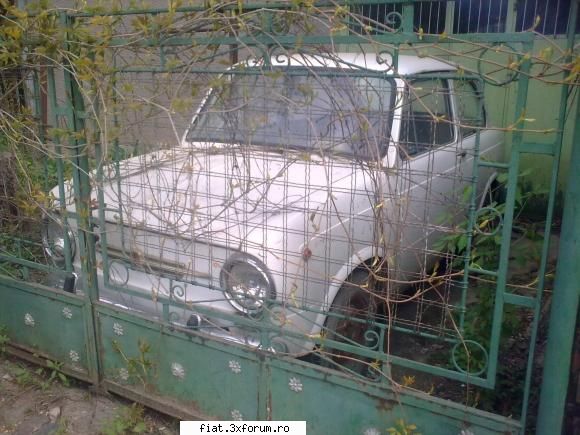 Frumuseti surprinse in trafic - Un fiat 850 , sta demult , e fara nr pe el.Peste - Classic corner
