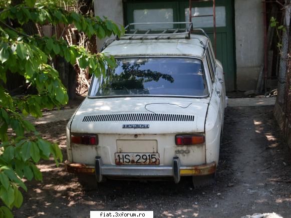 Frumuseti surprinse in trafic - Langa aceasta curte , este o Dacia 1100 care si - Classic corner