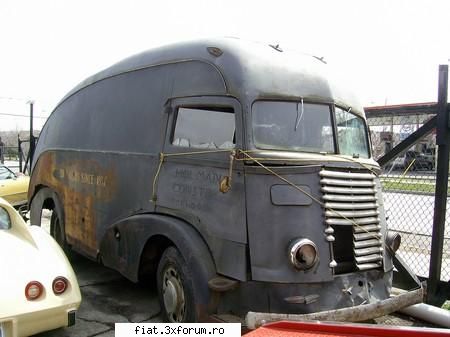 Frumuseti surprinse in trafic - Seagram's Diamond T din 1938, Canada. In acea - Classic corner