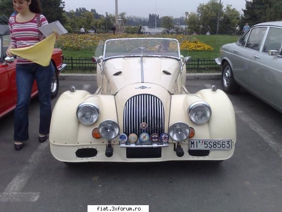 Frumuseti surprinse in trafic - De la o adunare retromobil - Classic corner