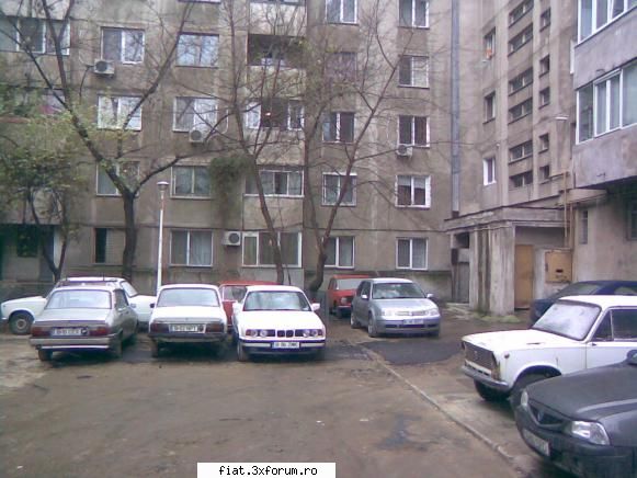 Frumuseti surprinse in trafic - In crangasi, e o scara de bloc cu 4 lada parcate - Classic corner