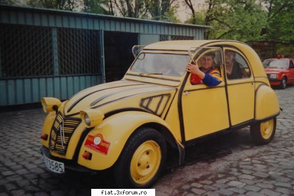 Frumuseti surprinse in trafic - Acum pun o fotografie cu Citroenul 2cv cu motor - Classic corner