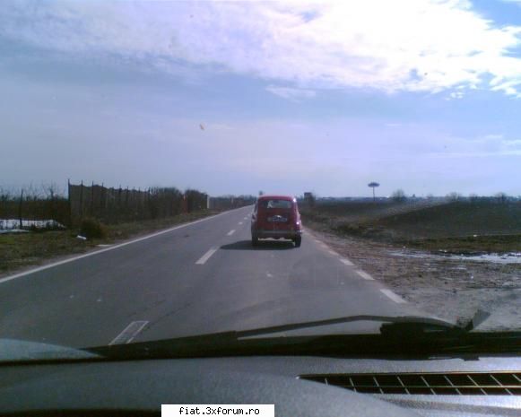Frumuseti surprinse in trafic - Un Fiat 600 pe soseaua dintre Dimieni si Tunari - Classic corner