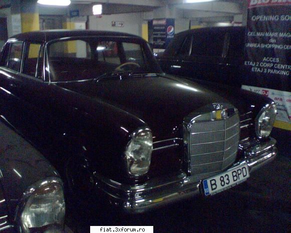 Frumuseti surprinse in trafic - Unul din cele două Mercedesuri 220 - Classic corner