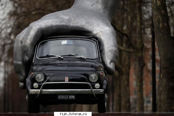 Frumuseti surprinse in trafic - Sculptorul Lorenzo Quinn a expus pe Park Lane din - Classic corner