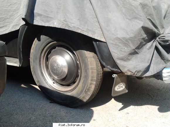 Frumuseti surprinse in trafic - Masinile erau parcate fiind intr-o duminica - Classic corner