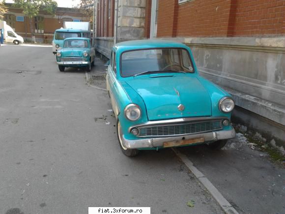 Frumuseti surprinse in trafic - Erau doua identice. Travestite in Taxiuri, pentru - Classic corner