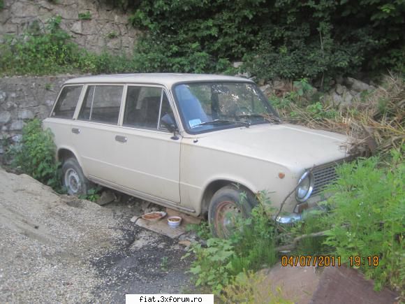 Frumuseti surprinse in trafic - lada 1200 combi uitata de proprietar - Classic corner
