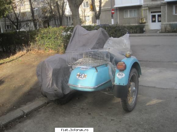 Frumuseti surprinse in trafic - motoreta cu atas , nu stiu sigur marca o fi ural ? - Classic corner