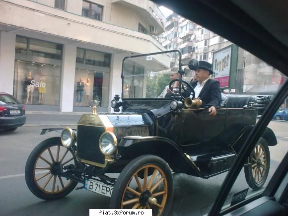 Frumuseti surprinse in trafic - surprinsa in trafic pe Calea Victoriei in iulie - Classic corner