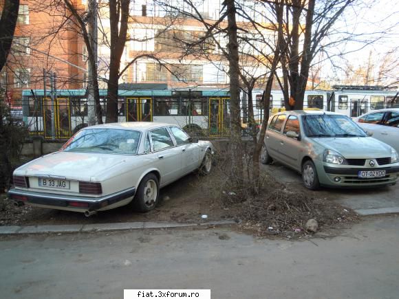 Frumuseti surprinse in trafic - Jaguarul XJ despre care am postat mai sus - Classic corner