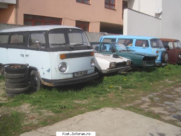 Frumuseti surprinse in trafic - primul t2 de la stanga la dreapta e de vanzare - Classic corner
