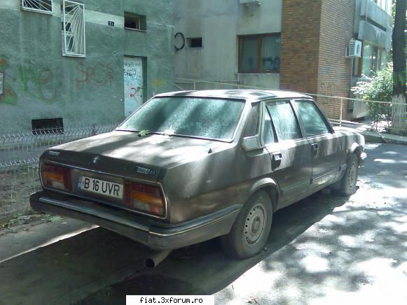 Frumuseti surprinse in trafic - Langa Peugeot mai era si o Alfa Romeo 6 cu motor - Classic corner