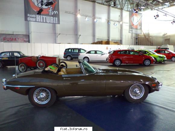 Frumuseti surprinse in trafic - si un Jaguar E-Type Roadster - Classic corner