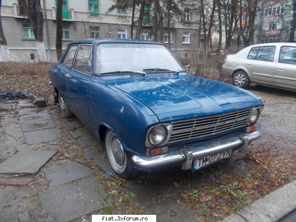 Frumuseti surprinse in trafic - un kadett mai vechi ascuns printre niste blocuri - Classic corner