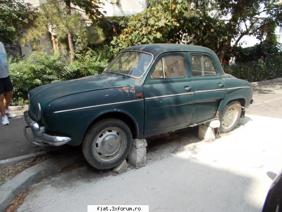 Frumuseti surprinse in trafic - Renault Dauphine - Classic corner