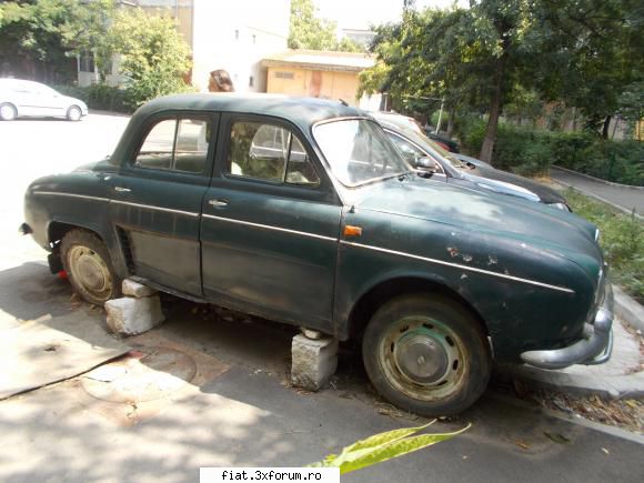 Frumuseti surprinse in trafic - Renault Dauphine - Classic corner