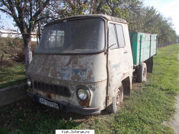 Frumuseti surprinse in trafic - camioneta Tv tip vechi - Classic corner