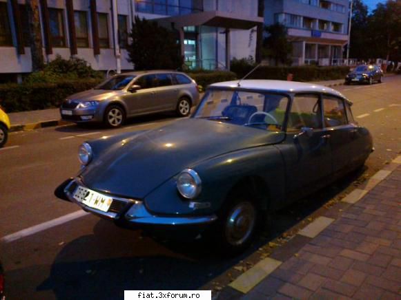 Frumuseti surprinse in trafic - Citroen Ds parcat in Bacau. Avea numar de Franta - Classic corner