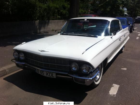 Frumuseti surprinse in trafic - Si un superb Cadillac DeVille! - Classic corner