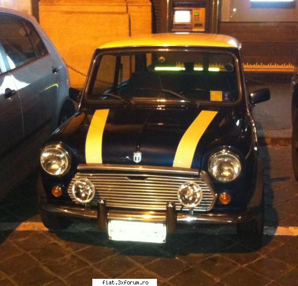 Frumuseti surprinse in trafic - Si un Mini Moris - Classic corner