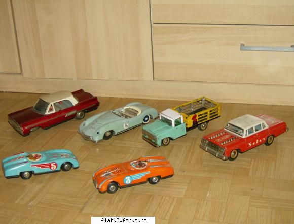 ms 827 - masina rosie cu capota alba, fara rotile din fata - motor cu cheita
mf 772 - gri nr. 5 -