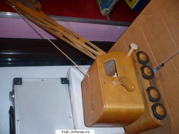 Jucarii Tabla sau Plastic (RO, DDR, USSR, Japonia, China) - de vanzare , macara lemn 65 ron - Classic corner
