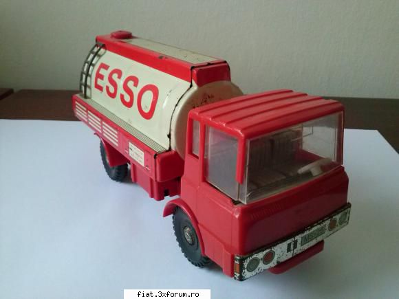 Jucarii Tabla sau Plastic (RO, DDR, USSR, Japonia, China) - al doilea camion...ROSU...``ESSO` - Classic corner