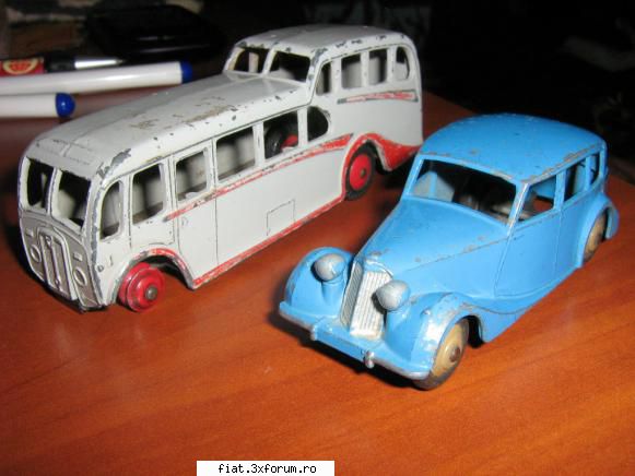 vand 2 masini foarte vechi de colectie din metal

 dinky toys - coach  si
 
 dinky toys - made in