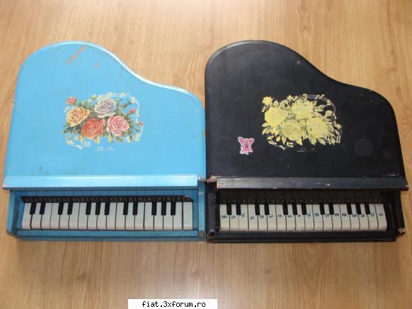 Jucarii Tabla sau Plastic (RO, DDR, USSR, Japonia, China) - Pret:60 lei ambele - Classic corner