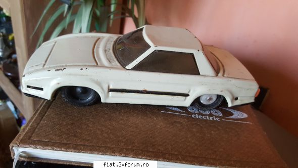 Jucarii Tabla sau Plastic (RO, DDR, USSR, Japonia, China) - Masina renault tabla Pret:40lei - Classic corner