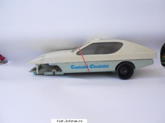 Jucarii vechi la schimb : - Lot 5 , masina din plastic pentru piese : Plecata - Classic corner