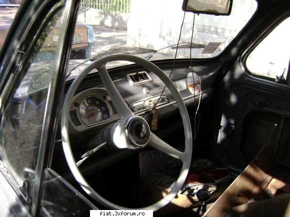 "Jurnal de bord" - O poza cu interiorul,care-i intr-un hal - Club Fiat 500 & 600