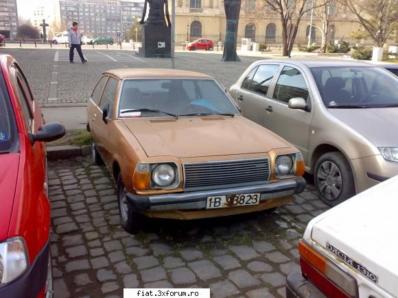 Masini vechi de vanzare - mazda 323 in parcare la guvern - Classic corner
