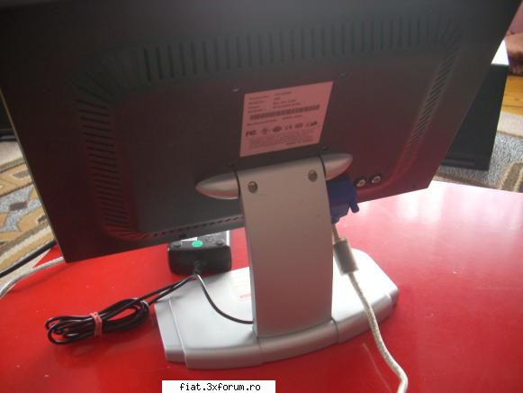 Monitoare LCD - Monitorul de 17" (Compal) s-a vandut. Cel alb si - Anunturi