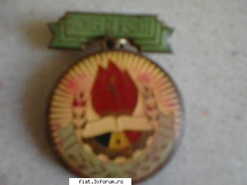 Obiecte vechi din perioada comunista - Insigna pionier de frunte Pret:15lei - Classic corner