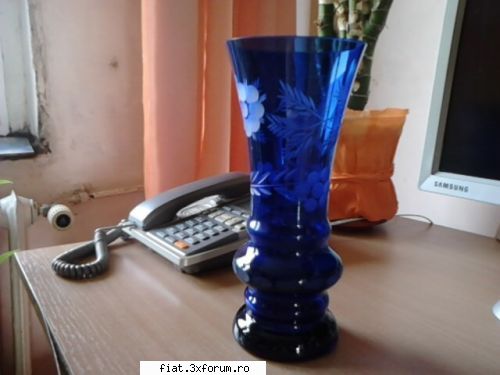 Obiecte vechi din perioada comunista - O superba vaza de cristal albastru de Bohemia - Classic corner