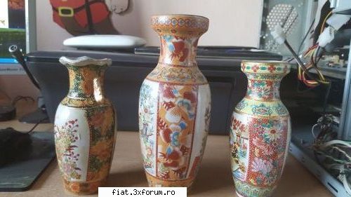 Obiecte vechi din perioada comunista - Trei vaze portelan China,frumos decorate si - Classic corner