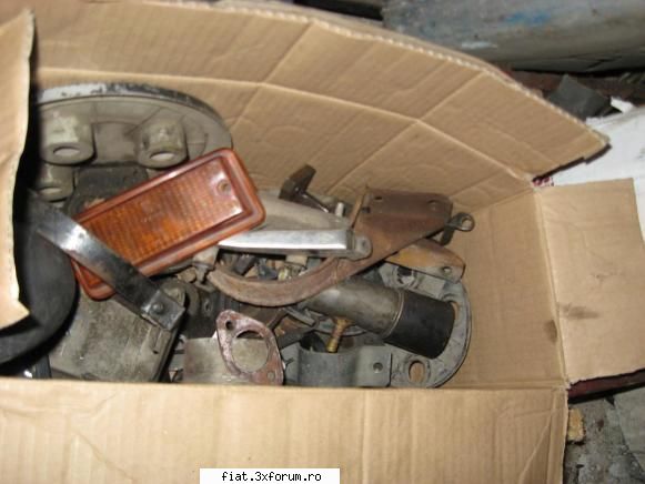 Piese fiat 126 - la pachet - poza cu o cutie - Bursa