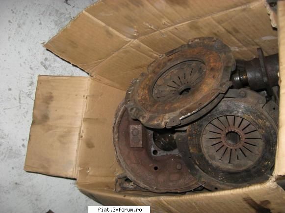 Piese fiat 126 - la pachet - cutia 2 sunt acolo: 2 placi presiune, 2 tamburi - Bursa