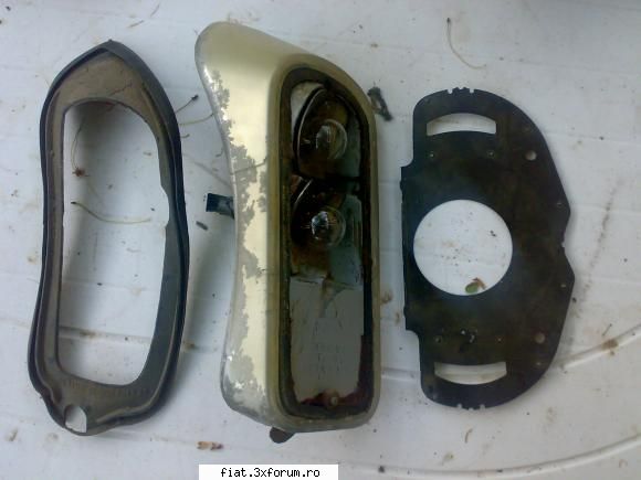 Piese fiat 600 de vanzare - un soclu de plastic pentru stop , o garnitura de - Bursa