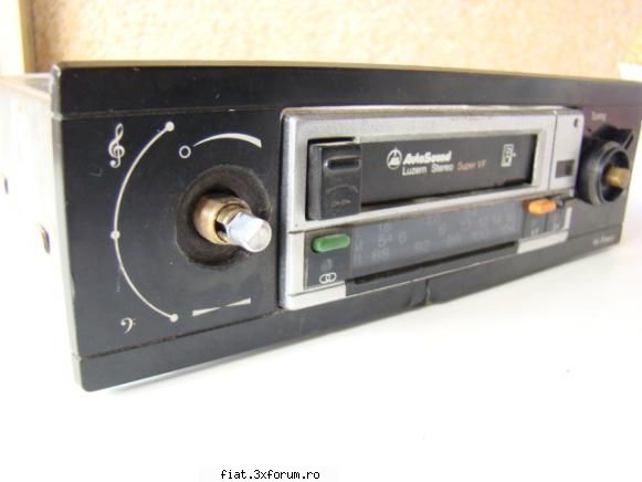 Radio casetofon vintage - si inca o poza a radiocasetofonului. Pe spate - Anunturi