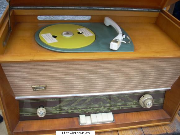 Radiouri - Adaug un radio cu pickup DARCLEE , cu lampi - Anunturi